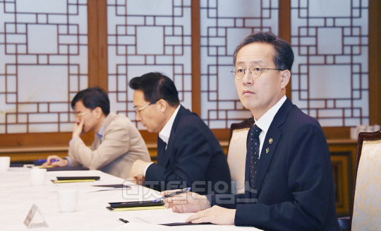 이형일 기획재정부 장관 직무대행 1차관이 23일 정부서울청사에서 열린 '중동사태 관계기관 합동 비상대응반 회의'를 주재, 모두발언을 하고 있다. 사진=기획재정부